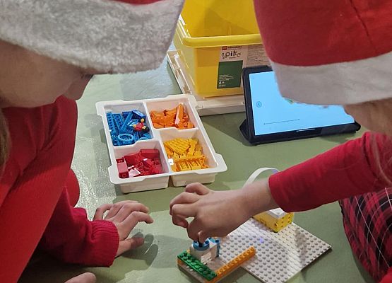 Grafika 22: Mikołajkowe zajęcia z robotyki