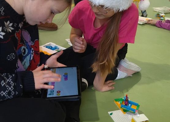 Grafika 27: Mikołajkowe zajęcia z robotyki