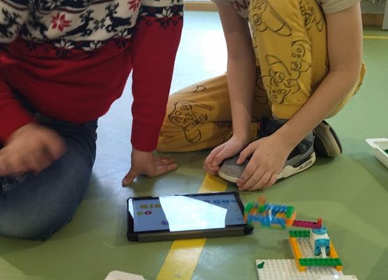 Grafika 35: Mikołajkowe zajęcia z robotyki