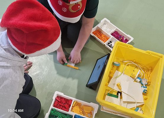 Grafika 39: Mikołajkowe zajęcia z robotyki