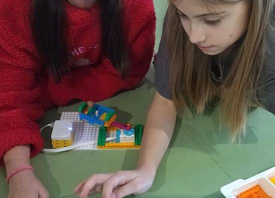 Grafika 40: Mikołajkowe zajęcia z robotyki