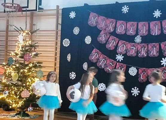 Grafika 8: Zapraszamy do obejrzenia fotorelacji z Mikołajkowego Spotkania Przy Choince, 7 grudnia 2024 w naszej szkole
