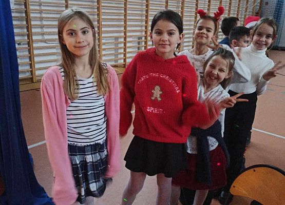 Grafika 13: Zapraszamy do obejrzenia fotorelacji z Mikołajkowego Spotkania Przy Choince, 7 grudnia 2024 w naszej szkole