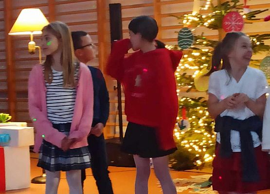 Grafika 14: Zapraszamy do obejrzenia fotorelacji z Mikołajkowego Spotkania Przy Choince, 7 grudnia 2024 w naszej szkole