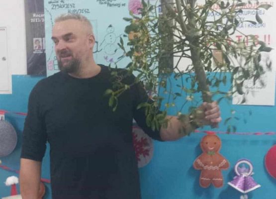 Grafika 16: Zapraszamy do obejrzenia fotorelacji z Mikołajkowego Spotkania Przy Choince, 7 grudnia 2024 w naszej szkole