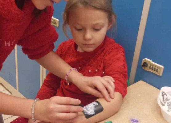 Grafika 17: Zapraszamy do obejrzenia fotorelacji z Mikołajkowego Spotkania Przy Choince, 7 grudnia 2024 w naszej szkole