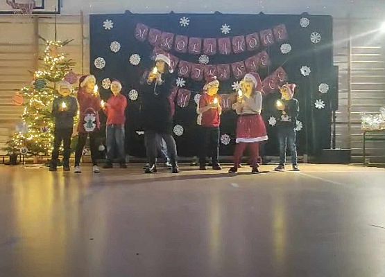 Grafika 25: Zapraszamy do obejrzenia fotorelacji z Mikołajkowego Spotkania Przy Choince, 7 grudnia 2024 w naszej szkole