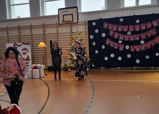 Grafika 42: Zapraszamy do obejrzenia fotorelacji z Mikołajkowego Spotkania Przy Choince, 7 grudnia 2024 w naszej szkole