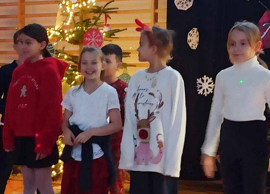 Grafika 11: Zapraszamy do obejrzenia fotorelacji z Mikołajkowego Spotkania Przy Choince, w sobotę, 7 grudnia 2024 w naszej szkole