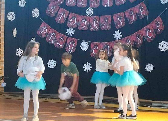 Grafika 14: Zapraszamy do obejrzenia fotorelacji z Mikołajkowego Spotkania Przy Choince, w sobotę, 7 grudnia 2024 w naszej szkole