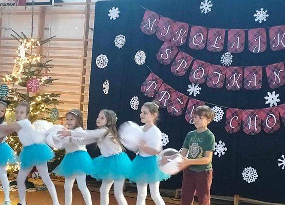 Grafika 16: Zapraszamy do obejrzenia fotorelacji z Mikołajkowego Spotkania Przy Choince, w sobotę, 7 grudnia 2024 w naszej szkole