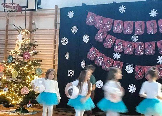 Grafika 17: Zapraszamy do obejrzenia fotorelacji z Mikołajkowego Spotkania Przy Choince, w sobotę, 7 grudnia 2024 w naszej szkole