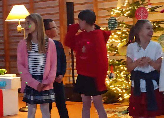 Grafika 23: Zapraszamy do obejrzenia fotorelacji z Mikołajkowego Spotkania Przy Choince, w sobotę, 7 grudnia 2024 w naszej szkole