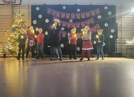 Grafika 34: Zapraszamy do obejrzenia fotorelacji z Mikołajkowego Spotkania Przy Choince, w sobotę, 7 grudnia 2024 w naszej szkole