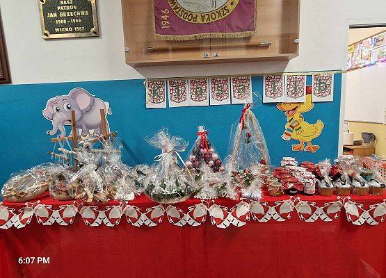 Grafika 36: Zapraszamy do obejrzenia fotorelacji z Mikołajkowego Spotkania Przy Choince, w sobotę, 7 grudnia 2024 w naszej szkole
