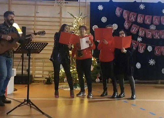 Grafika 37: Zapraszamy do obejrzenia fotorelacji z Mikołajkowego Spotkania Przy Choince, w sobotę, 7 grudnia 2024 w naszej szkole