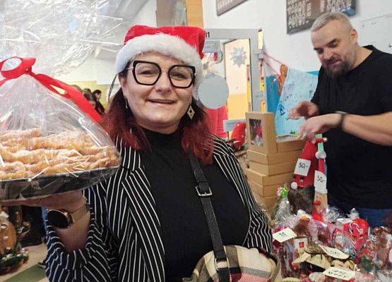 Grafika 41: Zapraszamy do obejrzenia fotorelacji z Mikołajkowego Spotkania Przy Choince, w sobotę, 7 grudnia 2024 w naszej szkole