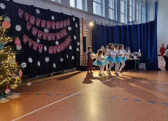 Grafika 1: Zapraszamy do obejrzenia fotorelacji z Mikołajkowego Spotkania Przy Choince, w sobotę, 7 grudnia 2024 w naszej szkole