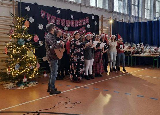 Grafika 3: Zapraszamy do obejrzenia fotorelacji z Mikołajkowego Spotkania Przy Choince, w sobotę, 7 grudnia 2024 w naszej szkole