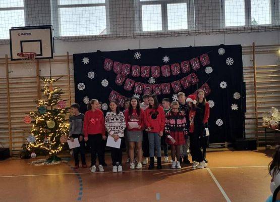 Grafika 4: Zapraszamy do obejrzenia fotorelacji z Mikołajkowego Spotkania Przy Choince, w sobotę, 7 grudnia 2024 w naszej szkole