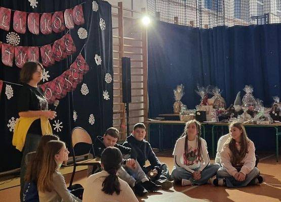 Grafika 8: Zapraszamy do obejrzenia fotorelacji z Mikołajkowego Spotkania Przy Choince, w sobotę, 7 grudnia 2024 w naszej szkole