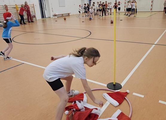 Grafika 2: Uczniowie klas I-III uczestniczyli w Turnieju Mikołajkowym