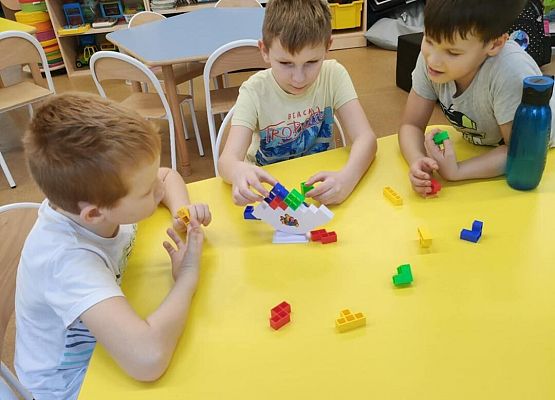 Grafika 2: Przedświąteczne ćwiczenia zręcznościowe i rozwijające kreatywność w świetlicy szkolnej