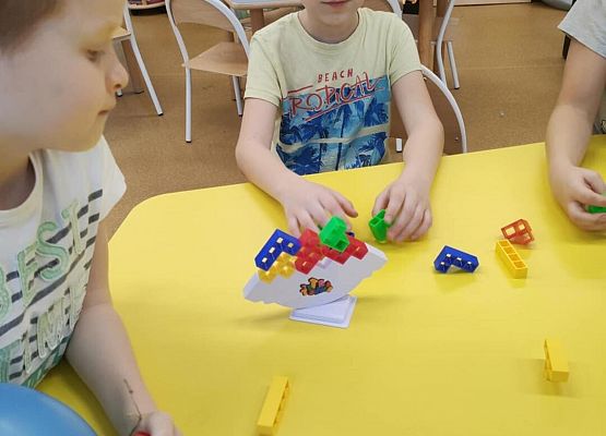 Grafika 7: Przedświąteczne ćwiczenia zręcznościowe i rozwijające kreatywność w świetlicy szkolnej