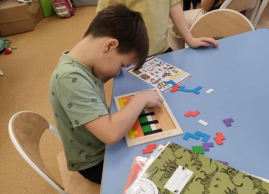 Grafika 8: Przedświąteczne ćwiczenia zręcznościowe i rozwijające kreatywność w świetlicy szkolnej