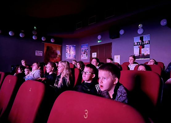 Grafika 2: Mikołajkowy wyjazd do kina klas piątych i VIA