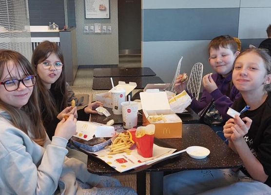 Grafika 3: Mikołajkowy wyjazd do kina klas piątych i VIA