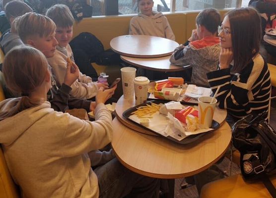 Grafika 5: Mikołajkowy wyjazd do kina klas piątych i VIA