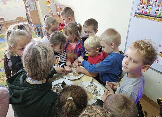 Grafika 1: Zajęcia czytelnicze dla przedszkolaków ze Szkoły Podstawowej w Maszewku