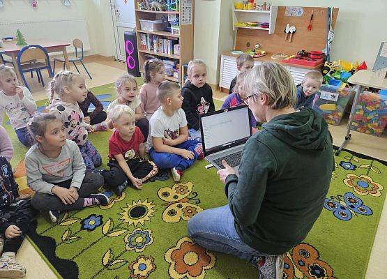 Grafika 7: Zajęcia czytelnicze dla przedszkolaków ze Szkoły Podstawowej w Maszewku