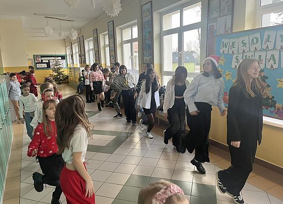 Grafika 8: Ostatni dzień przed przerwą świąteczną w naszej szkole to był niezwykły dzień!