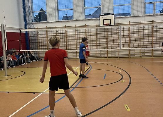 Grafika 2: W naszej szkole rozpoczął się turniej "dwójek siatkarskich" chłopców
