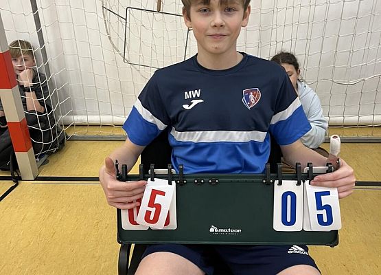 Grafika 3: W naszej szkole rozpoczął się turniej "dwójek siatkarskich" chłopców