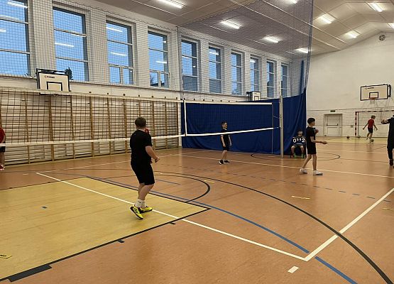 Grafika 4: W naszej szkole rozpoczął się turniej "dwójek siatkarskich" chłopców