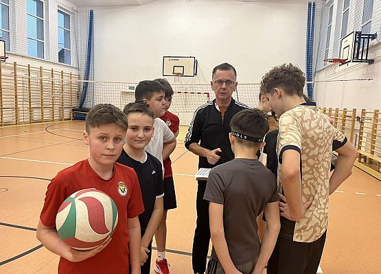 Grafika 5: W naszej szkole rozpoczął się turniej "dwójek siatkarskich" chłopców