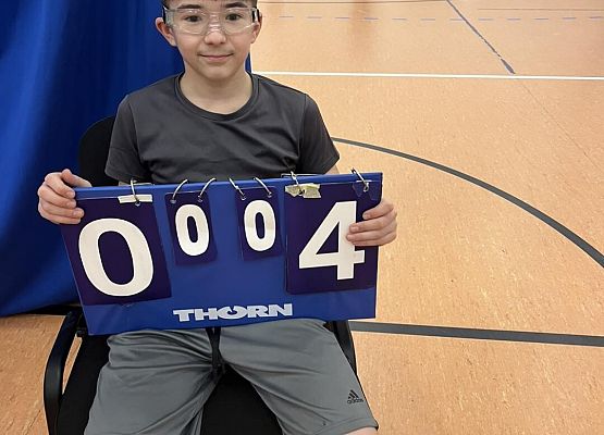 Grafika 6: W naszej szkole rozpoczął się turniej "dwójek siatkarskich" chłopców