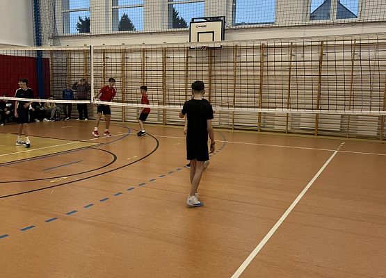 Grafika 7: W naszej szkole rozpoczął się turniej "dwójek siatkarskich" chłopców