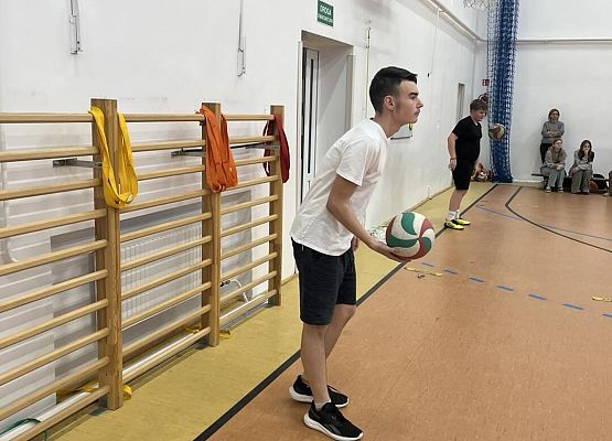 Grafika 8: W naszej szkole rozpoczął się turniej "dwójek siatkarskich" chłopców