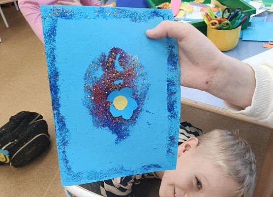 Grafika 1: Prace nad laurką dla babć i dziadków w świetlicy szkolnej!