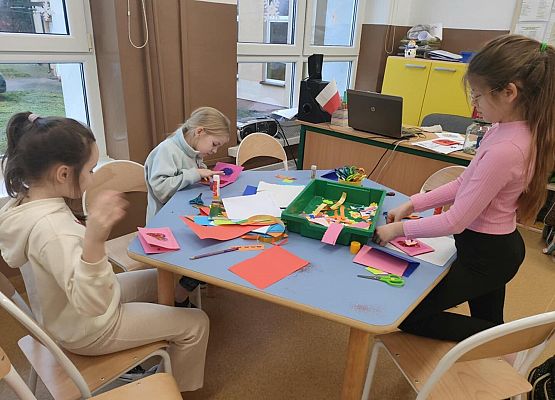 Grafika 2: Prace nad laurką dla babć i dziadków w świetlicy szkolnej!