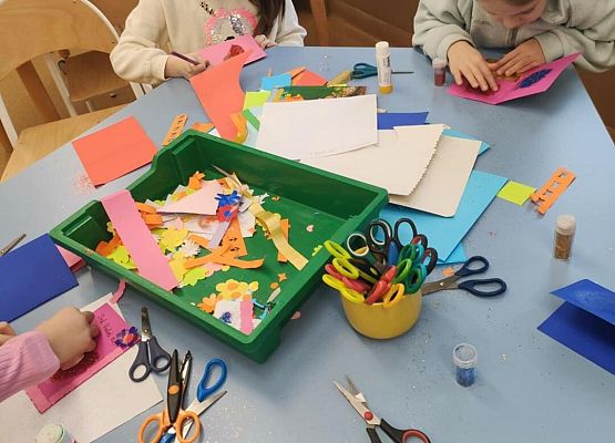 Grafika 3: Prace nad laurką dla babć i dziadków w świetlicy szkolnej!