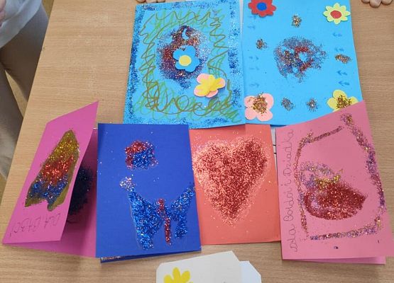 Grafika 4: Prace nad laurką dla babć i dziadków w świetlicy szkolnej!