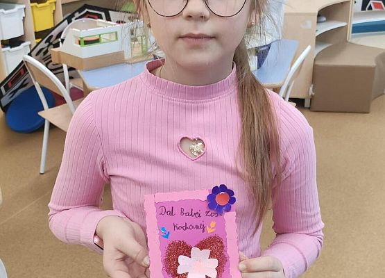 Grafika 5: Prace nad laurką dla babć i dziadków w świetlicy szkolnej!