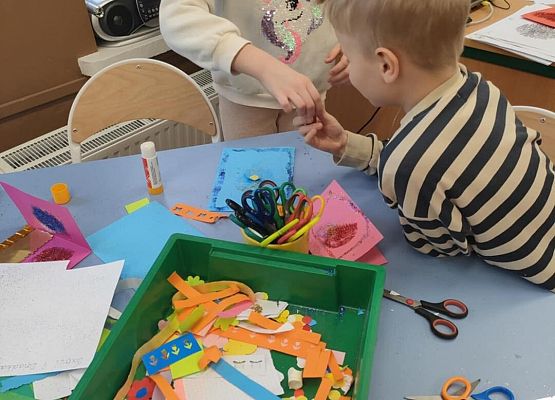 Grafika 6: Prace nad laurką dla babć i dziadków w świetlicy szkolnej!