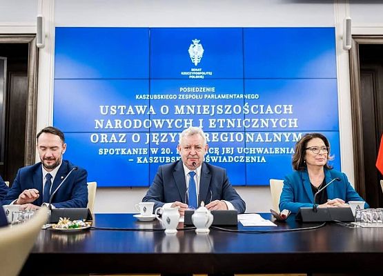 Grafika 1: Nauczyciele j. kaszubskiego wraz z przedstawicielami władz lokalnych Gminy Wicko z wizytą w Senacie RP