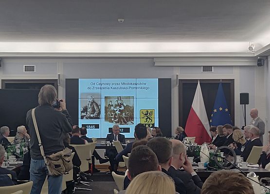 Grafika 2: Nauczyciele j. kaszubskiego wraz z przedstawicielami władz lokalnych Gminy Wicko z wizytą w Senacie RP